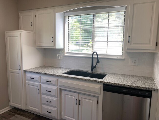 Foto del edificio - 206 NW Market Pl, LSMO 64063