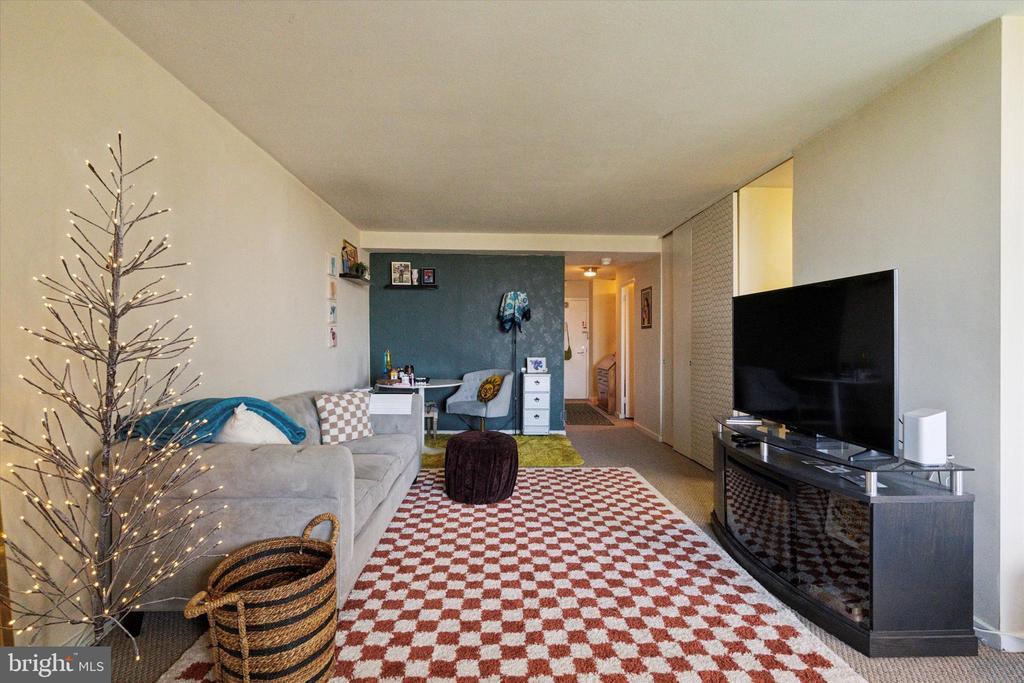 60436 S Washington Square Unit 1804, Philadelphia, PA 19106 Room for