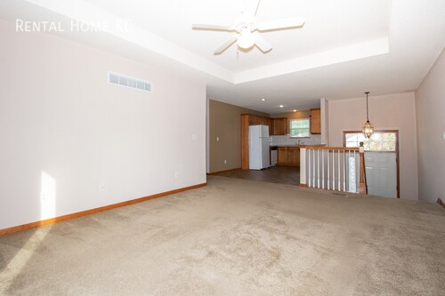 Building Photo - 3-bed 2-bath 2-Garage split-entry Duplex  ...