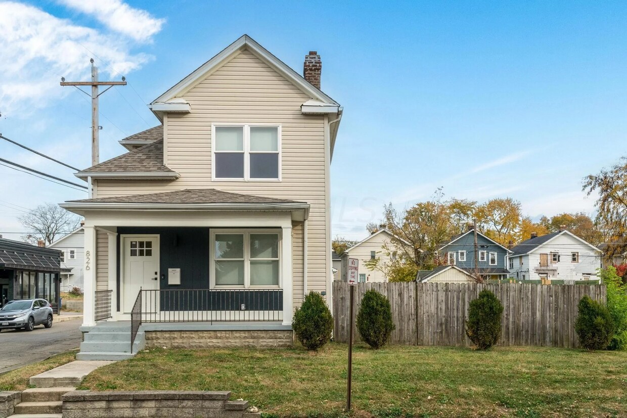 Foto principal - Elegant 3 Bed / 1.5 Bath Renovated Home in...