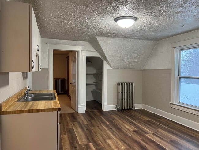 Building Photo - 610 N Wisconsin St