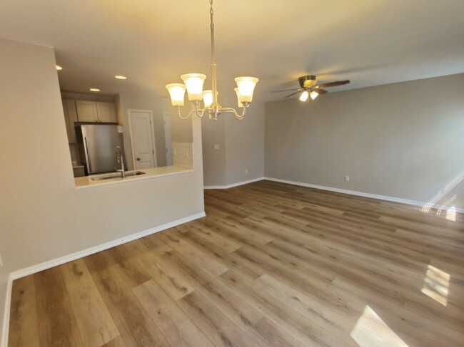 Building Photo - 165 Sagebrush Ave