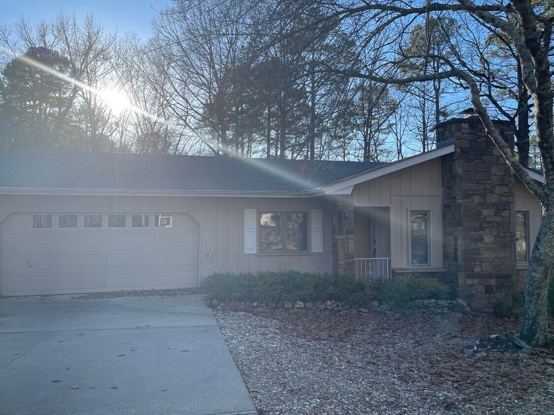 Charming 3 bedroom, 2 bath home with a woo... House Rental in Hot