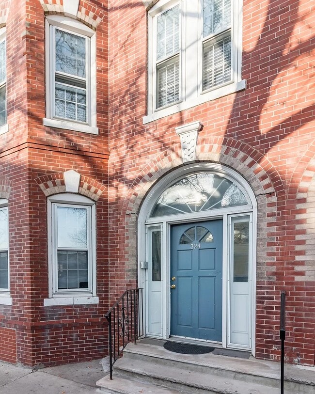 Building Photo - 324 Chelsea St