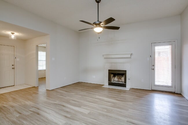 Foto del edificio - Spacious 3/2/2 Duplex!