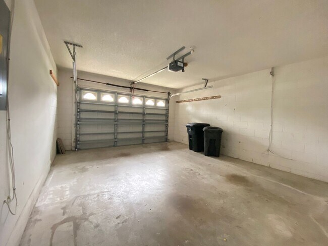 Building Photo - 3 BEDROOM WITH OVERSIZED PATIO
