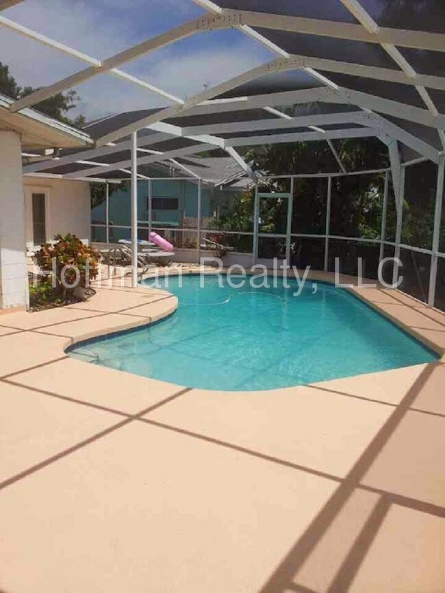 Building Photo - 3907 Versailles Dr