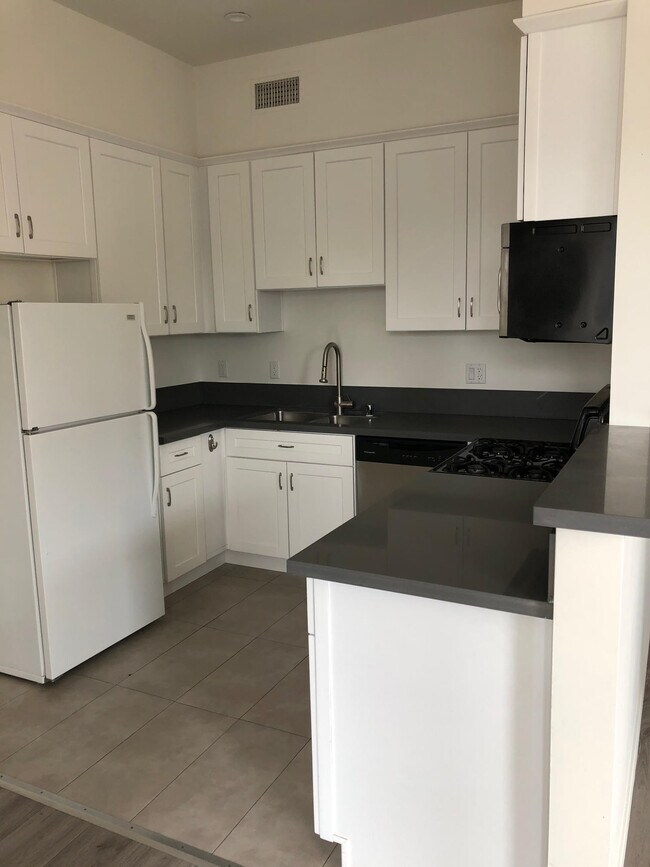 Foto del edificio - 6844 Woodman Ave