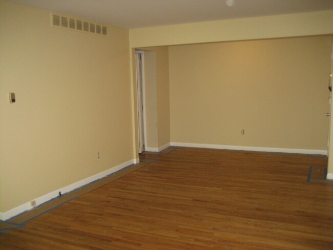Building Photo - 426 N Fox Hills Dr