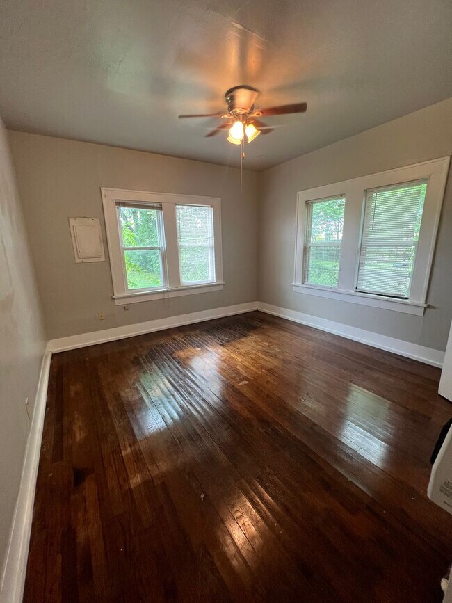 Building Photo - Cute 2 bed, 1 bath home available now in N...