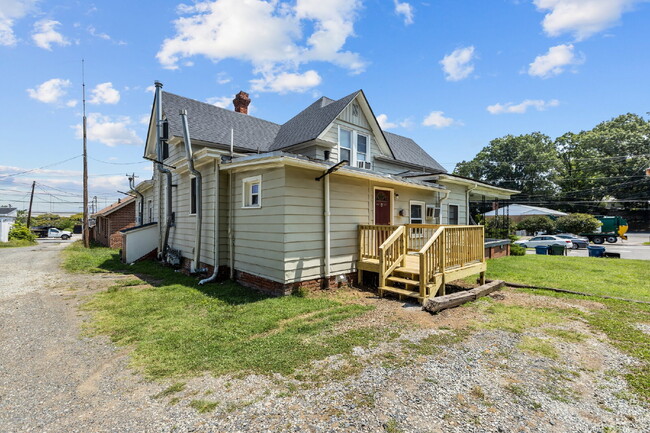 Building Photo - "Charming 1-Bedroom Retreat with Gleaming ...