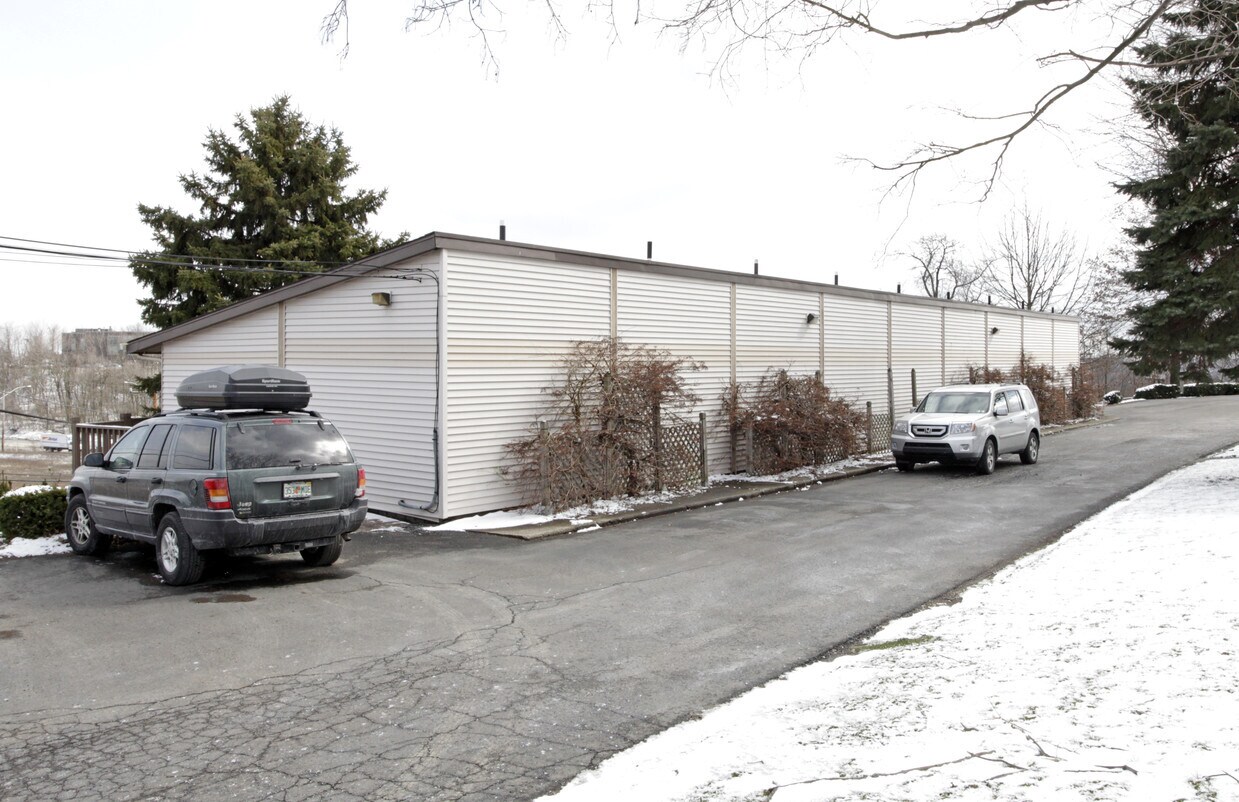 Tonidale Hill Studios Apartments in Oakdale, PA