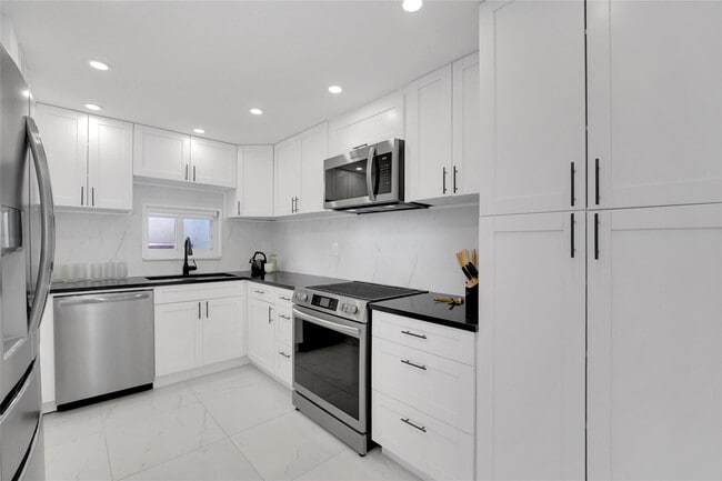 Building Photo - 8911 S Hollybrook Blvd