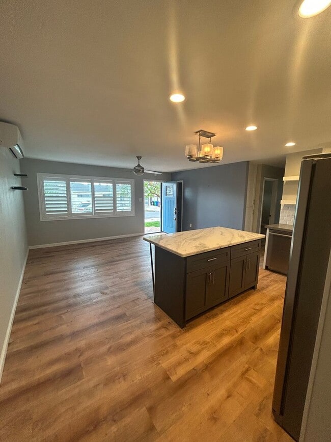 Building Photo - Beautiful 3 Bedroom/2 Bath Single Family H...