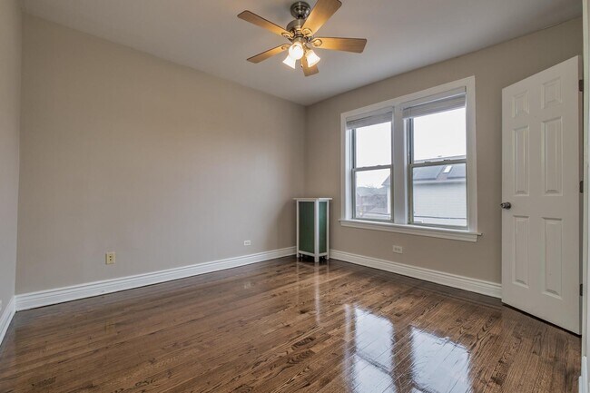 Foto del edificio - 2448 W Addison St