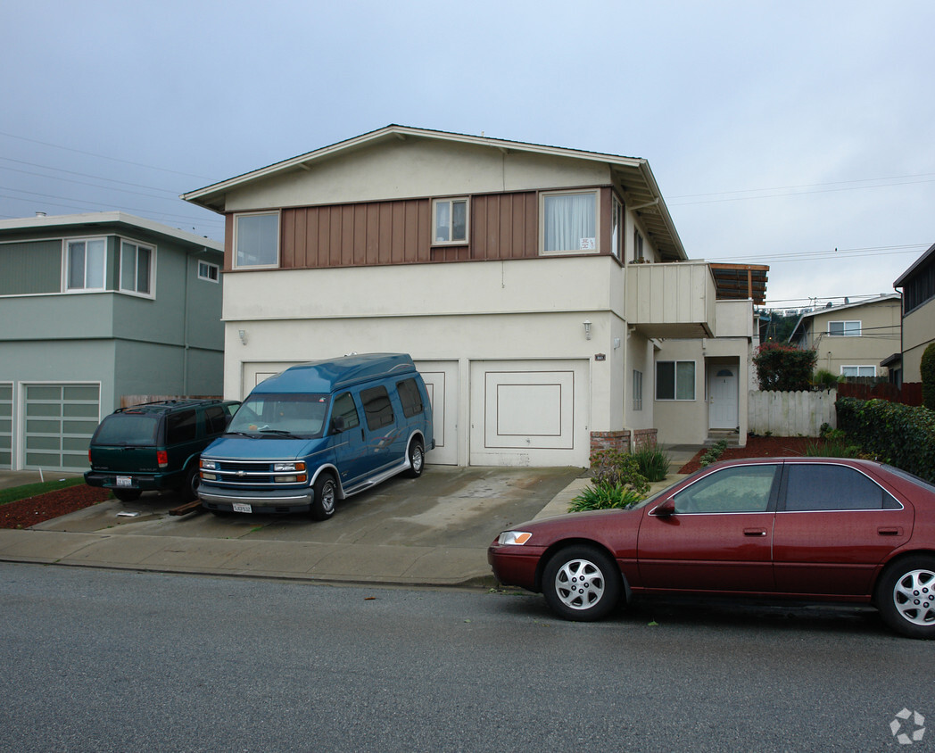 Building Photo - 501 Serra Dr