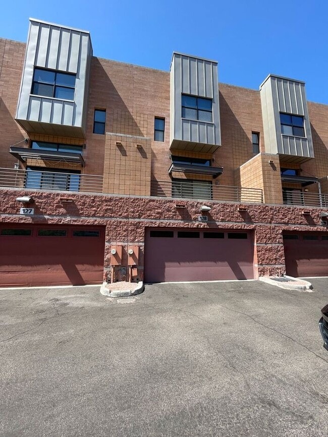 Foto del edificio - 330 S Farmer Ave