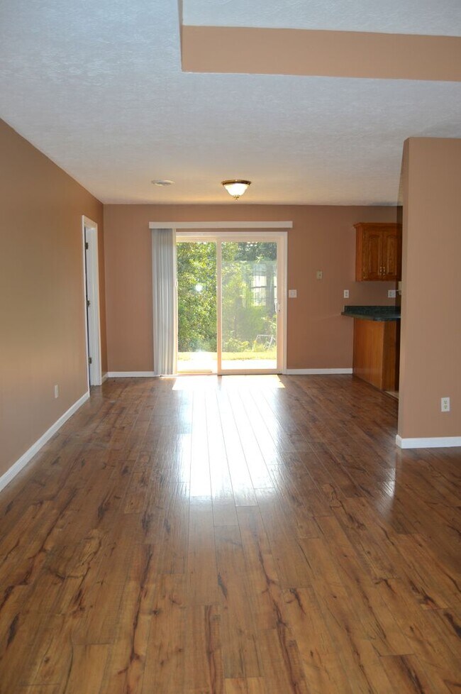 Building Photo - Adorable 3 Bedroom, 2 Bathroom Home in the Waynesville School District