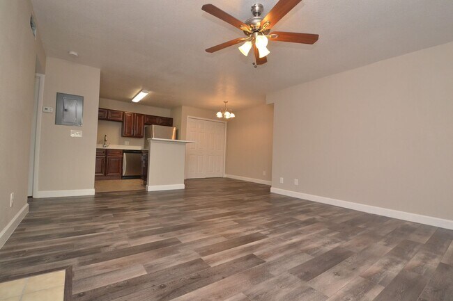 Foto del edificio - 1/1 Condo in Altamonte Springs ~ Gated Lakefront Community ~ LVP Flooring & Updated Kitchen/Bath!
