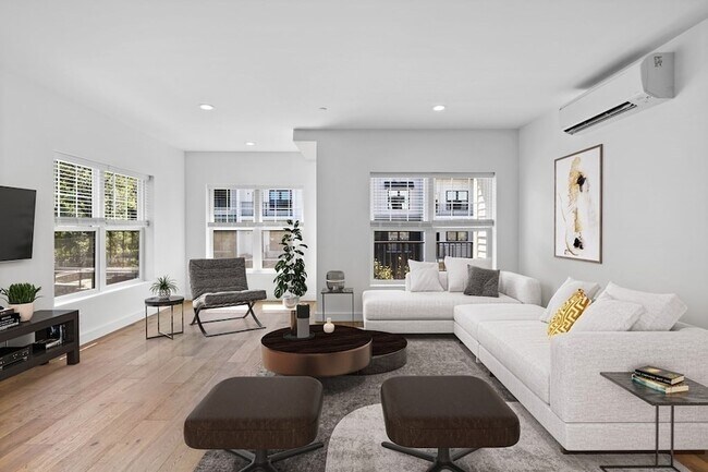 Building Photo - 635 Main St