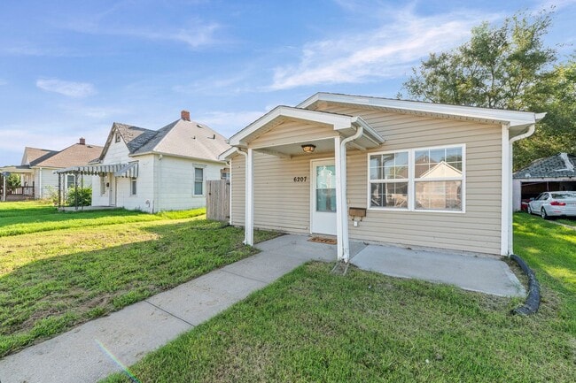 Building Photo - Cute Two Bedroom Home