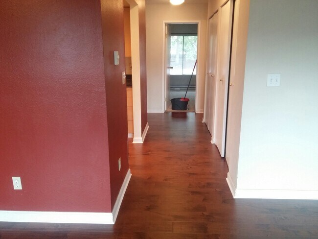 Coridoor - 10424 NE 32nd Plz
