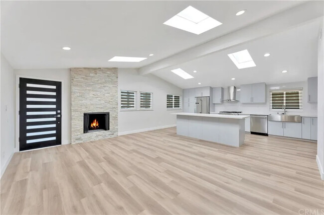 Building Photo - 1650 Tustin Ave