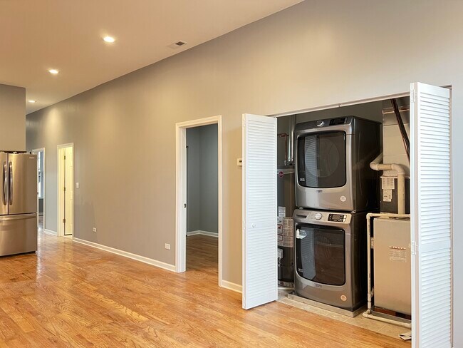 Foto del edificio - 303 W 24th St