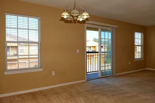 Foto del edificio - Updated and Spacious 2/2 Townhome with gar...