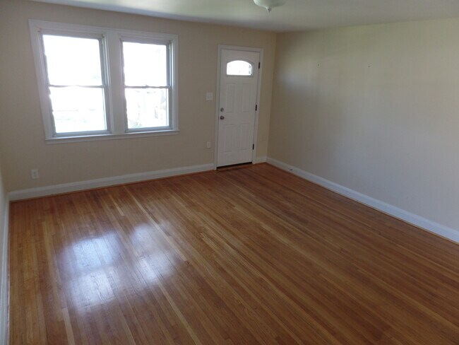 Living room - 231 Willow Ave