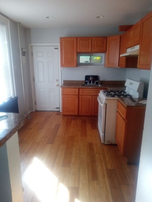 Foto del edificio - 3 Bedroom Available Now