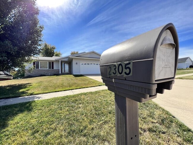 Building Photo - 2305 Eastlawn Dr