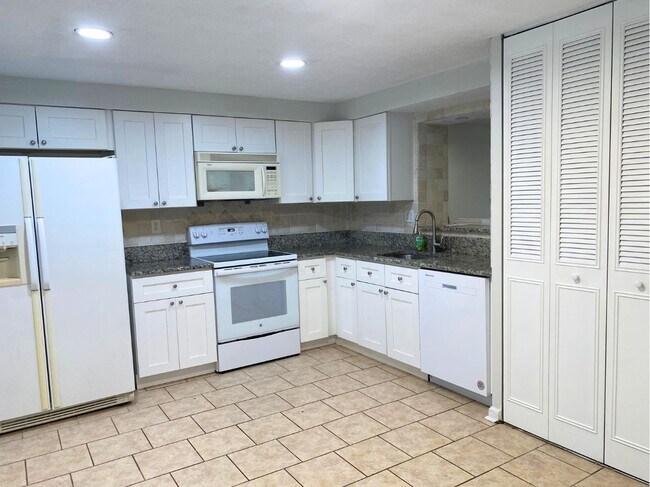 Building Photo - 33 Forestview Ct