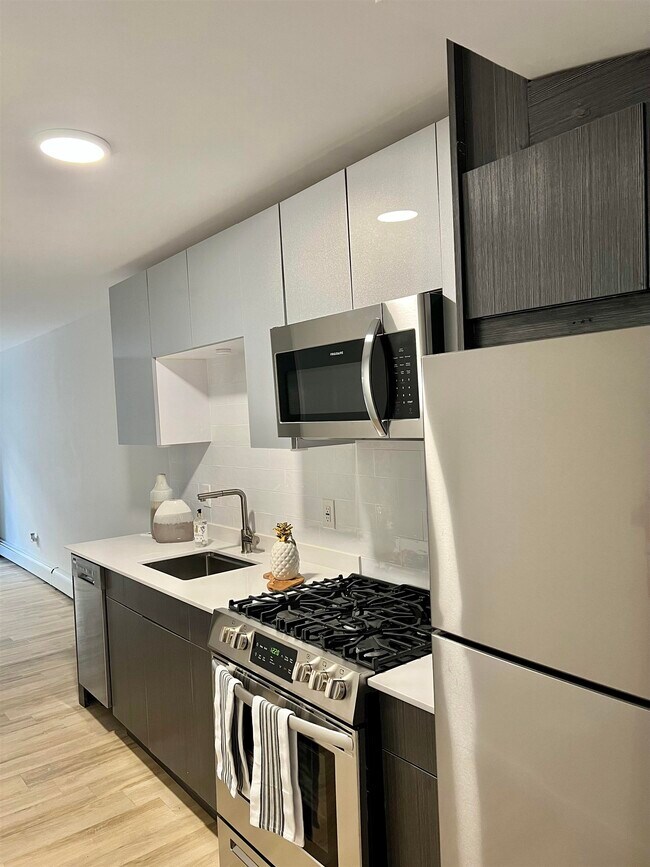 Building Photo - 4013 Hudson Ave