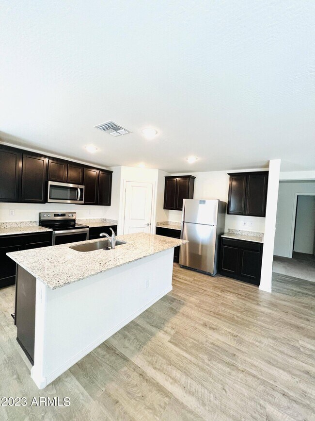 Foto del edificio - 1541 E Caballero Dr