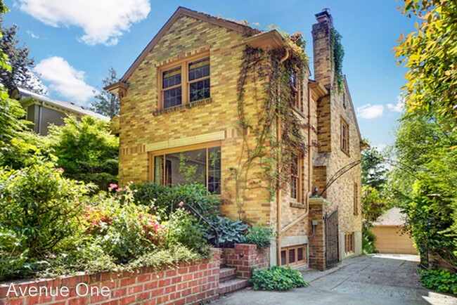 Foto del edificio - 3 br, 3.5 bath House - 827 34th Ave E