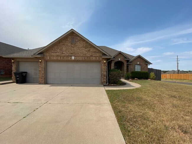 Building Photo - 3 Bedroom 2 bath 3 Car Garage with Office!...