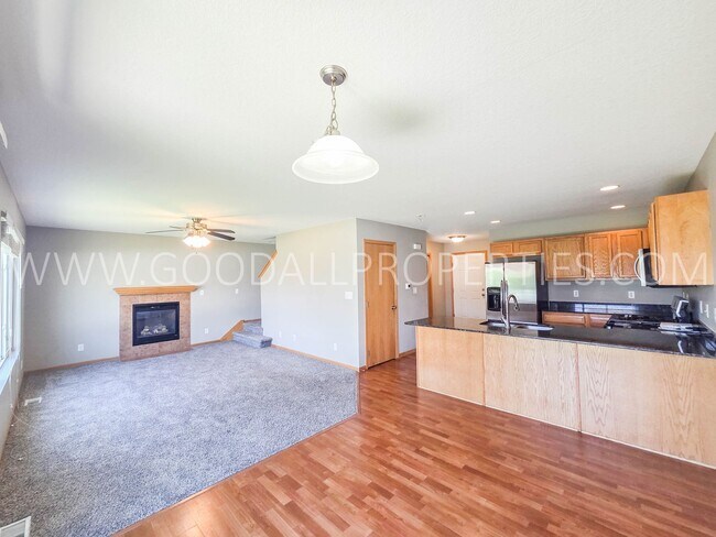 Foto del edificio - Urbandale Home in Waukee Schools with Office, Fireplace & 2-Car Garage