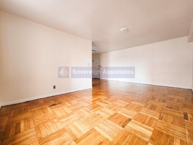 Foto del edificio - 525-527 Riverdale Avenue