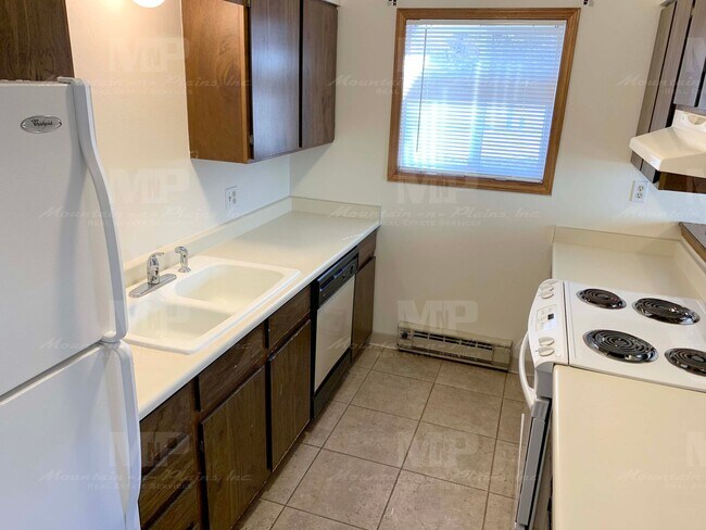 Building Photo - 533 Strachan Dr