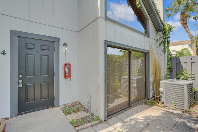 Building Photo - 100 Sparrow Dr