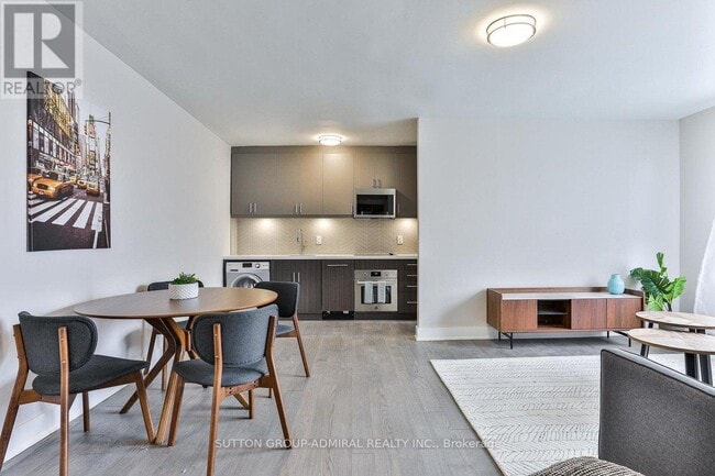 Building Photo - 464 Spadina Rd