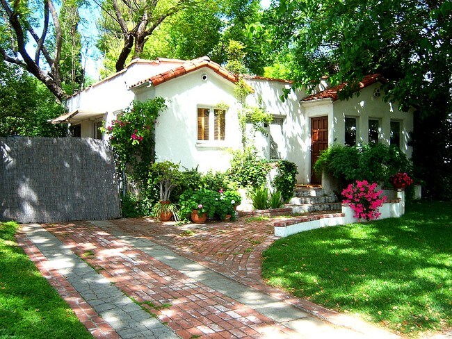 Foto del edificio - 231 W Providencia Ave