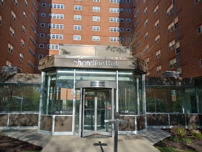 Foto del edificio - 4950 N Marine Dr
