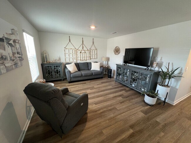 Foto del edificio - Practically Brand New 3/2 Milton Gem !!