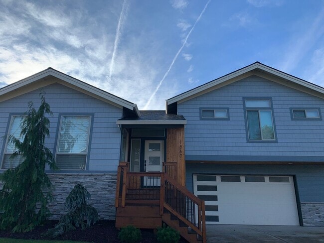 Foto del edificio - Beautiful Newly Custom Built Home! Vaulted Ceilings! Partially Furnished! Open Floor Plan!