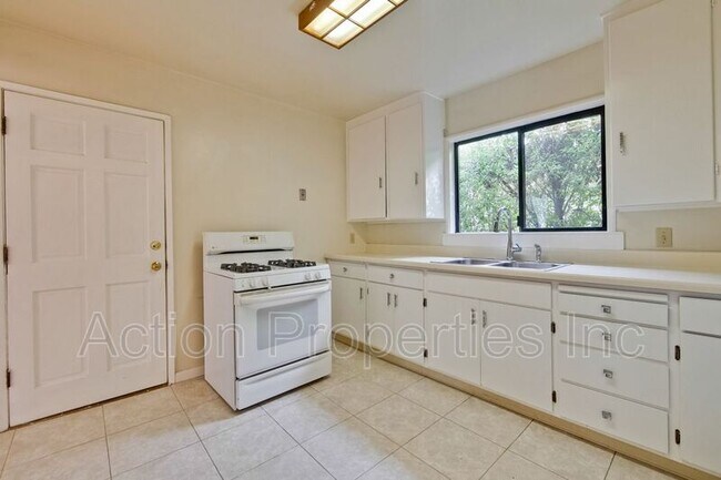 Building Photo - 1657 Latham St