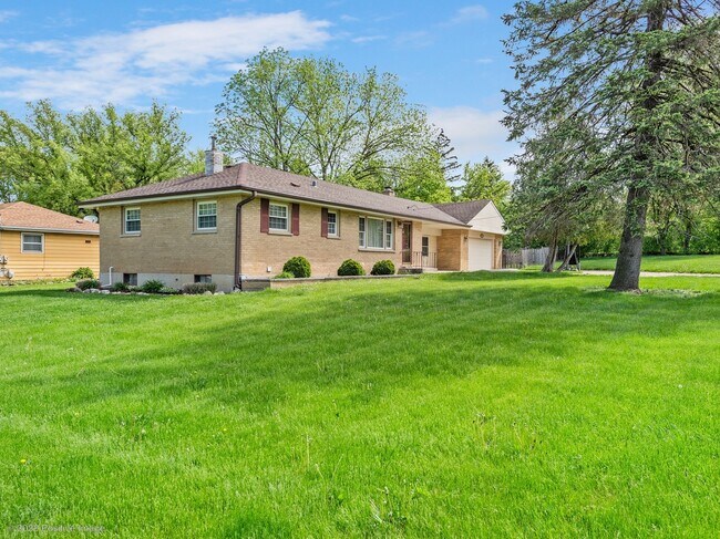 Building Photo - 4641 Roslyn Rd
