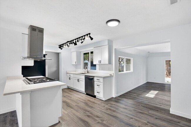 Building Photo - 365 NE Palmblad Dr