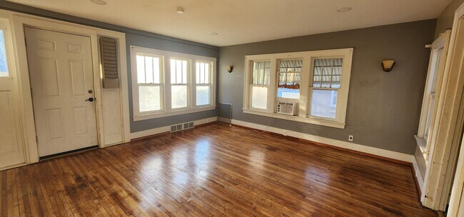 Foto del edificio - 3/4 bed 1 bath home